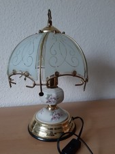 Antike Tischlampe. Messing- Porzellanfuß,  Schirm aus geschliffenem  Glas