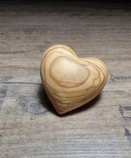 Handschmeichler aus Olivenholz in Herzform 3 cm