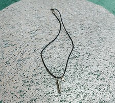 Neu - stilvolle Kette aus Leder mit Patrone und Jesuskreuz