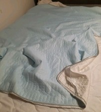 sehr gut erh.  hellblauer Matratzenschoner inkl. Gummiba, ca. 1,53 x 2,03m