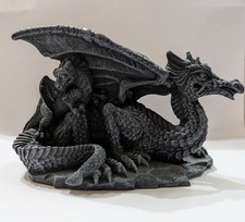 Schwarzer Drachen liegend