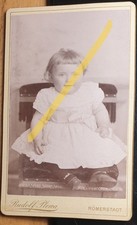 sitzendes kleines Kind - 1894 / CDV Rudolf Plewa Römerstadt