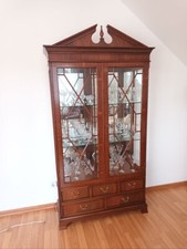 verschließbare Vitrine aus