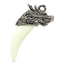 Anhänger Drachenkopf auf Reißzahn aus "ELFENBEIN"-farbenem Kunststoff
