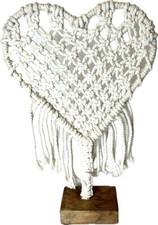 Makramee - Herz auf Holzfuss Natur Hochzeit Deko creme weiß H ca. 32cm