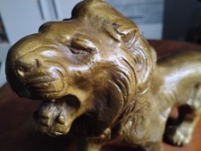 Löwen und Hund Skulpturen