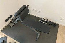 Hantelbank mit Kurzhanteln -