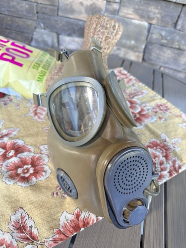 Lot gas masks cold - -,