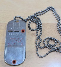 Bundeswehr Erkennungsmarke mit Strahlendosimeter.