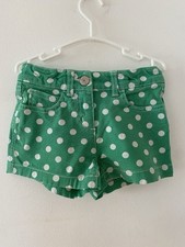 Getupfte grüne Shorts mit