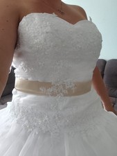 ausgestelltes Brautkleid, Größe 42, weiß mit farbigem Band, Tüll und Spitze, neu