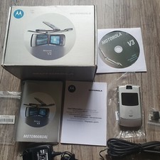 Motorola V3 + Software CD + Anleitung + Kabel + Ladegerät  +Verpackung. 
