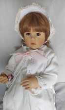 Eine Künstlerpuppe „TONE“ von Sissel Skille, GÖTZ, 2002, Zertifikat