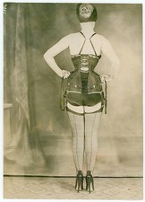 YVA RICHARD Frankreich Junge Frau Korsett Fetischismus Erotik Vintage um 1935