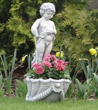 Junge an Blumenkorb (S101075)