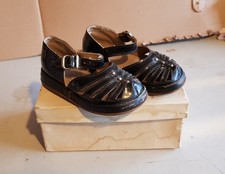 Paar alte Kinderschuhe 1956
