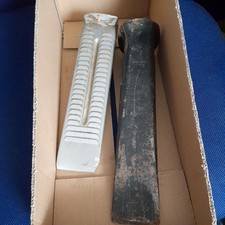 2 Stück Holzspaltkeile ca 25 cm,1x sehr alt Eisen,1x Alu (kleine Ecke abgespr.)