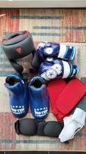 Kampfsport-Ausrüstung NEUWERTIG  Kind Schutzhelm Boxerhandschuhe Fußschoner +