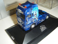 Herpa 917766 MAN TGX XXL Zugmaschine in PC Vitrine Trio Trans
