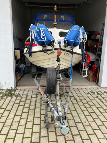 Kajütenboot mit trailer - mit,