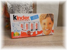 Ferrero Kinderschokolade Riegel leere Verpackung mit 90er Jahre Junge Gesicht