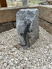 Bronze Skulptur Eidechse Gebogen Montiert Auf Schwarzwald Granit Stein 