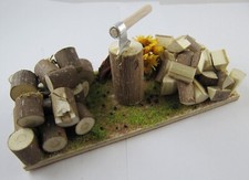 Hackstock mit Brennholz und Axt