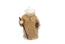 Bruder Tuck mit Stab, wo die Augen und die Nase nicht bemalt sind!