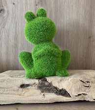 Deko Figur Statue Sitzender Frosch Mit Kunstgras Keramik Garten Modern 