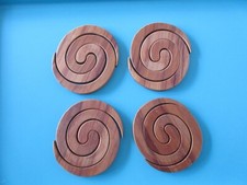 vier Untersetzer aus Holz Handarbeit teilbar