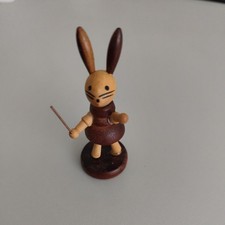 Goula Holzfigur Hase auf
