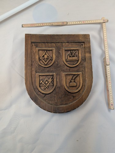 Handgeschnitzte holzwappen - handgeschnitzte,