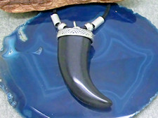 Zahn Anhänger Kette schwarz groß Kunststoff Tigerzahn Reißzahn mit Band