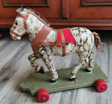 Altes Pferd auf Rädern aus