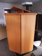 Hochwertiger Rednerpult aus Massivholz, guter Zustand, keine Gebrauchsspuren
