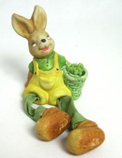 1 Osterhase Kantenhocker mit Korb mehrfarbig ca. 16 cm