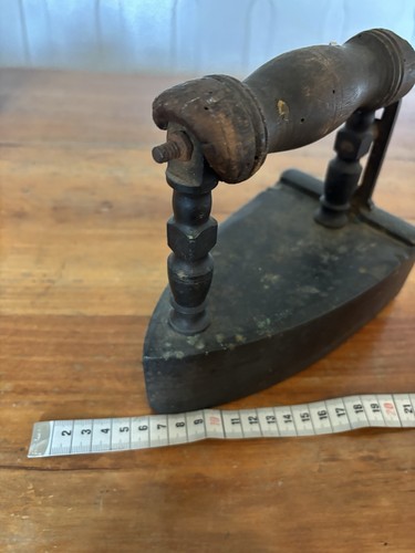 Antikes schneider bügeleisen - antikes, schneider-bügeleisen
