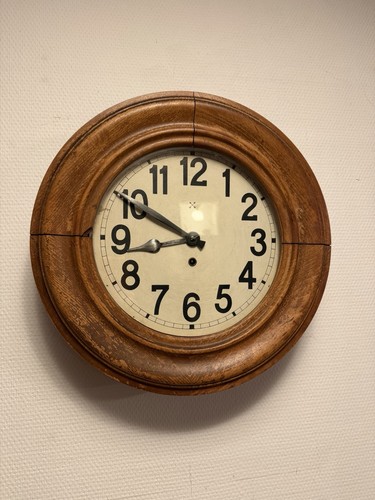 Runde wanduhr mit holzrahmen - wanduhr,
