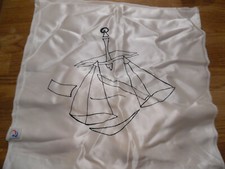 4 Seiden-Kissenhüllen, mit Reißverschluß, teilweise offen, mit Guttaauftrag