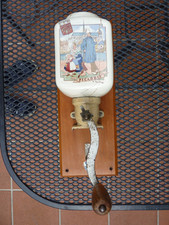 Brett und Mahlwerk für alte Wandkaffeemühle Peugeot, Kaffeebohnenbehälter def.,