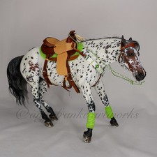 Western Vorderzeug Sattelpad grün Breyer Resin Tack 1:9 Modellpferd Zubehör