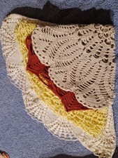 4 Häkeldeckchen, versch. Farben, 28 bis 52 cm Durchmesser, handmade aus Nachlass