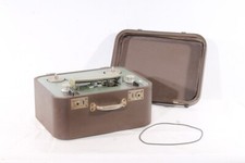 altes Tonbandgerät im Koffer Sachsenfunk Spulentonbandgerät Vintage Requisit