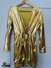 Goldenes Kleid mit Tiefen
