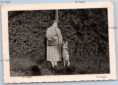 Frau mit schäferhund 1954 - frau,
