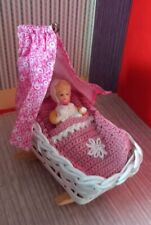 alte Puppenstuben  Himmel Puppenwiege mit  Püppchen  / 1