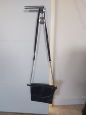 schwarze Umhängetasche von