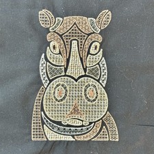 Hippo Goldbraun Gestickt auf Stoffstück schwarze Baumwolle für Patchwork Basteln