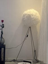 Stehlampe mit Feder-Lampenschirm auf Dreibein-Stativ