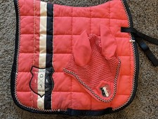 Eskadron Dressur Schabracke Warmblut Coral mit Fliegenhaube